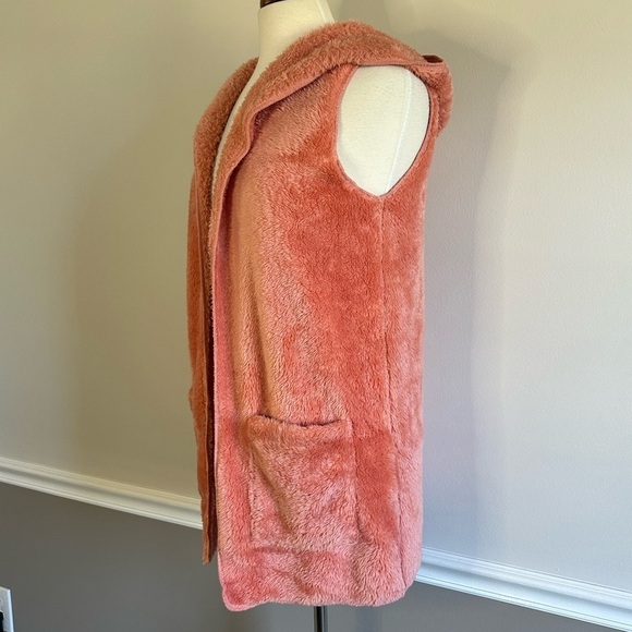 Zenana Outfitters faux fur vest., Size S, EUC - Picture 4 of 5